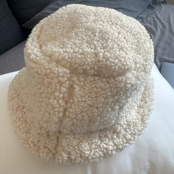 H&M Sherpa bucket hat. Cream color. - Picture 1 of 3